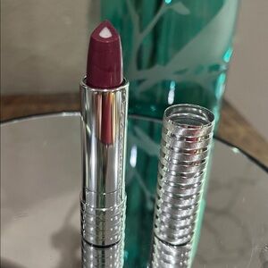 Clinique Dramatically Different Lipstick in color Raspberry Glace, new!